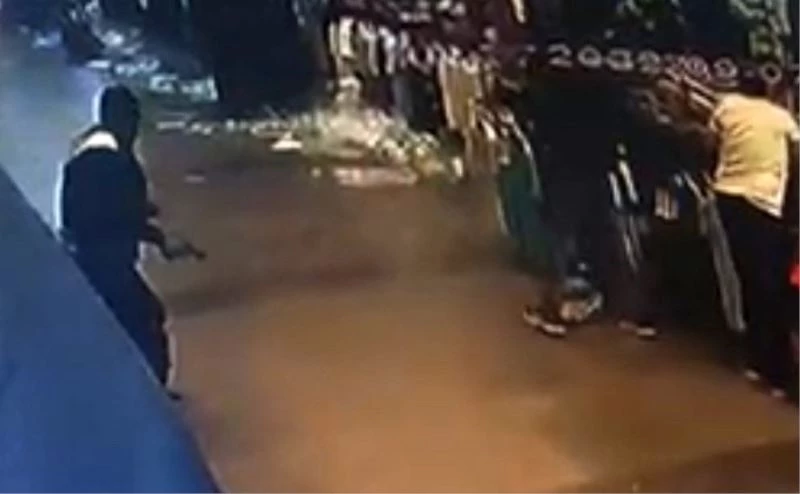 Eminönü yeraltı çarşısı savaş alanına döndü: 7 kişinin yaralandığı çatışma anı kameraya yansıdı
