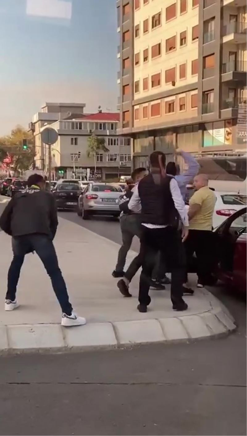 Kadıköy’de İETT şoförü ile vatandaşın kavgası: İETT şoförü güçlükle zapt edildi
