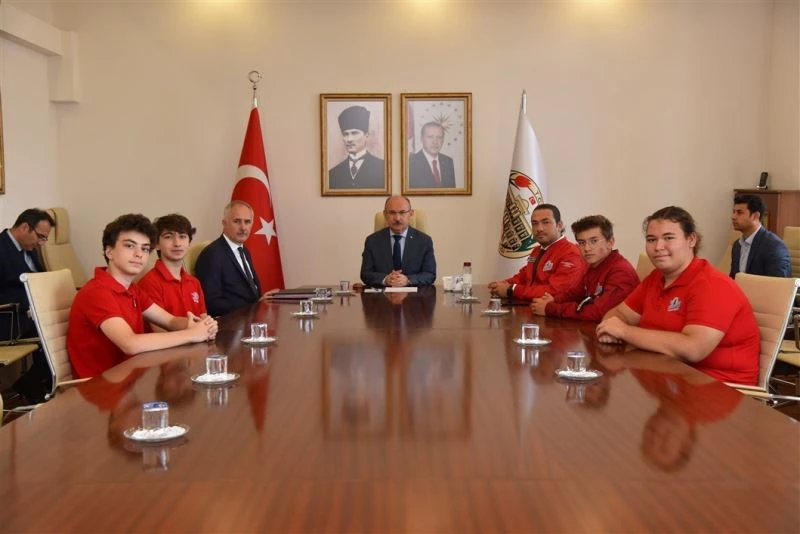 Teknofest Samsun finalinden dereceyle dönen öğrenciler Vali Karadeniz’i ziyaret etti
