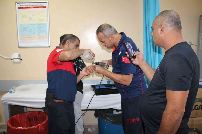Parmağına yüzük sıkışan çocuğun imdadına sağlık çalışanları ve itfaiye ekipleri yetişti

