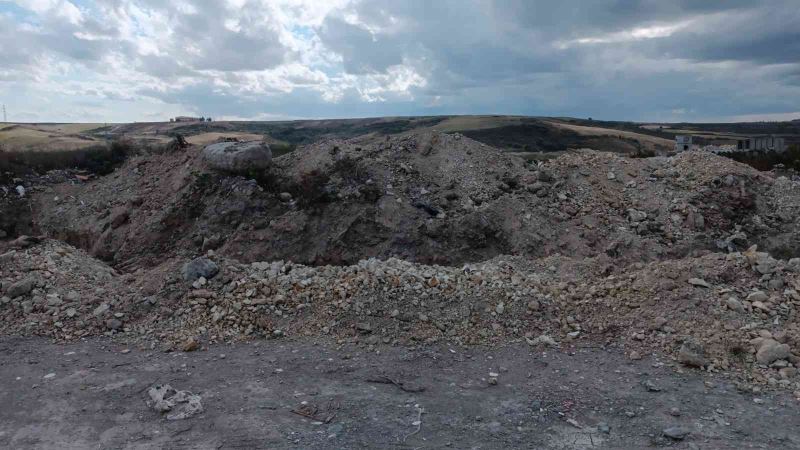 Polisten kaçak döküm alanına hendekli, beton bloklu önlem
