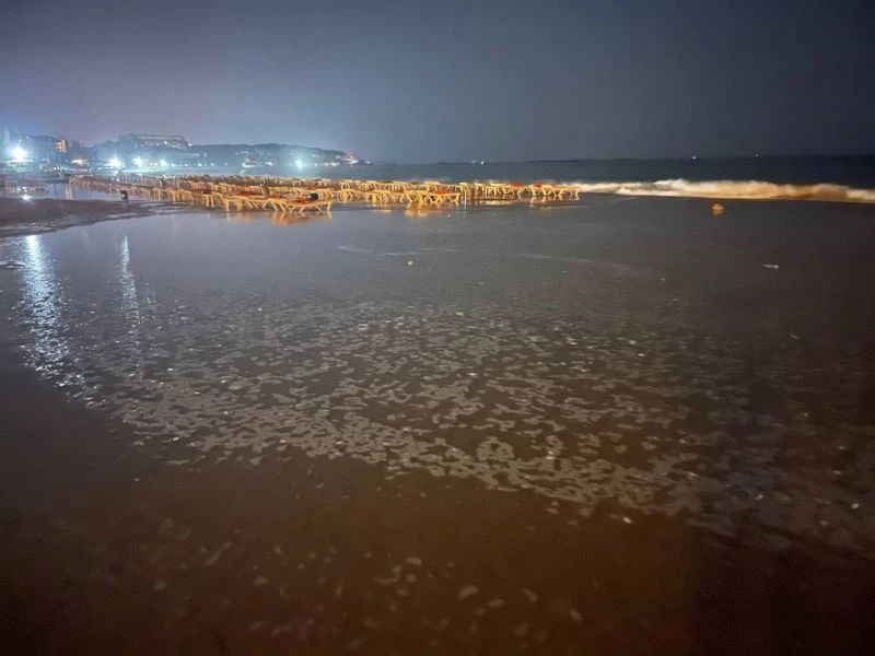 Dalgalar plajı göle çevirdi, işletmeci neye uğradığını şaşırdı
