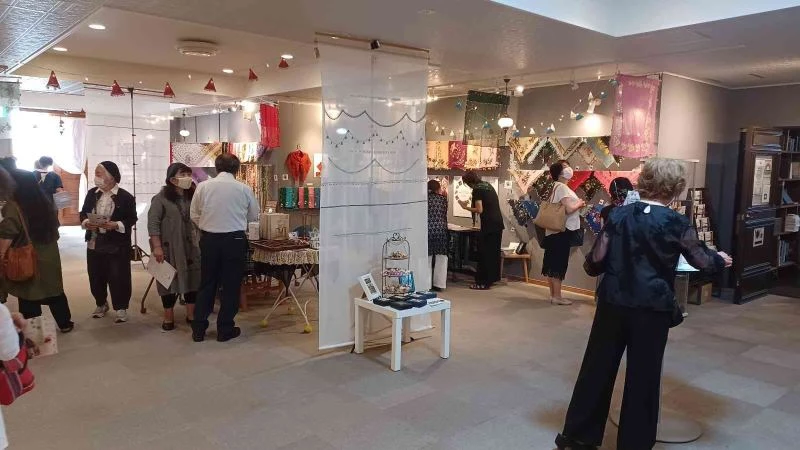 Japon zanaatkarların işlediği el emeği yemeni oyaları, Tokyo’da görücüye çıktı
