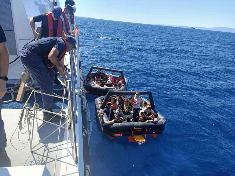 İzmir açıklarında 66 düzensiz göçmen kurtarıldı, 35’i yakalandı
