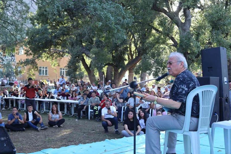 Halk müziği sanatçıları, yangınzede aileler için söyledi
