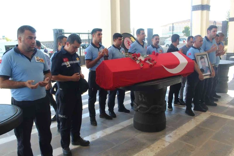 Yangında hayatını kaybeden itfaiye eri son yolcuğuna uğurlandı
