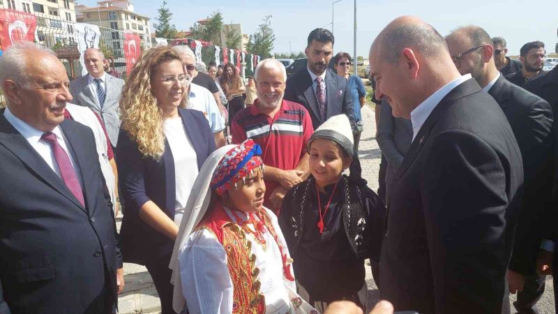 Bakan Soylu, harçlıklarını Pakistan’a bağışlayan öğrencileri tebrik etti
