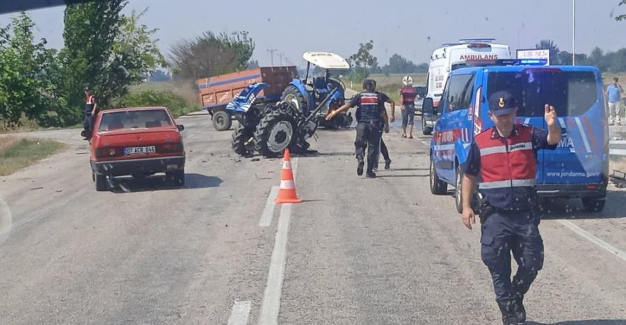 Otomobil ile çarpışan traktör ikiye bölündü: 1 ölü, 4 yaralı