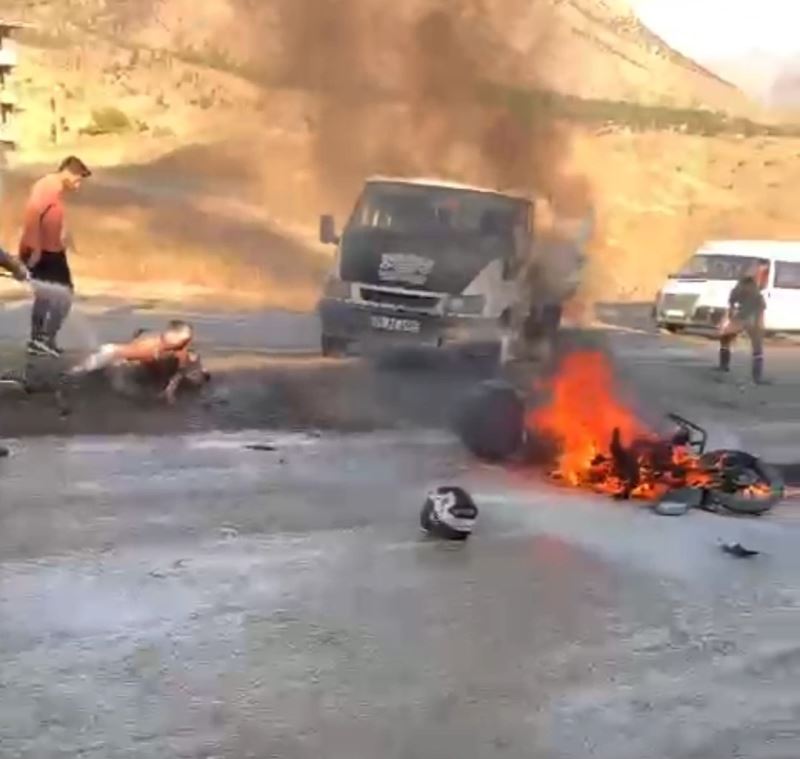 Kaza sonrası motosikletiyle alevler içinde kaldı, vatandaşlar yanmaktan kurtardı
