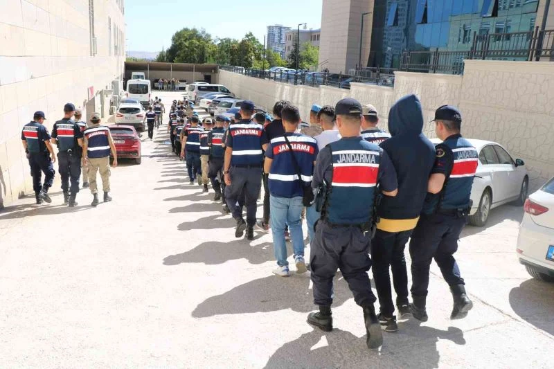 4 ilde 260 vatandaşı dolandıran suç örgütüne operasyon: 26 şüpheli adliyeye sevk edildi
