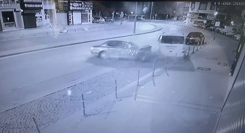 Virajda savrulan otomobilin kazası kamerada
