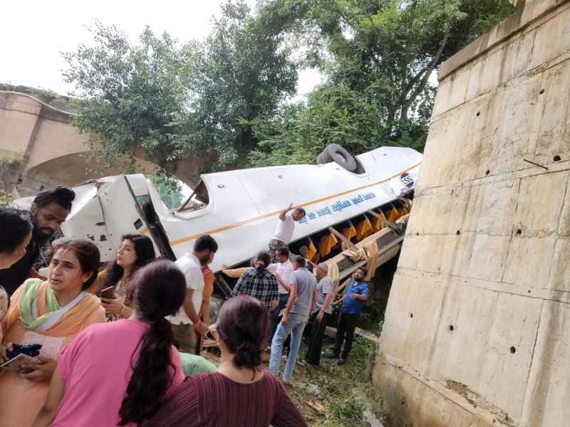 Hindistan’da otobüs nehre düştü: 7 ölü, 22 yaralı
