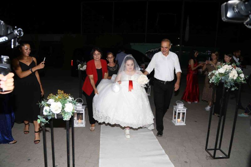 Makam aracı gelin arabası oldu, Hülya muradına erdi
