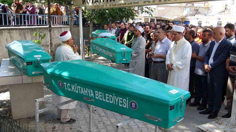 Antalya’daki trafik kazasında ölen 4 kişi Kütahya’da toprağa verildi
