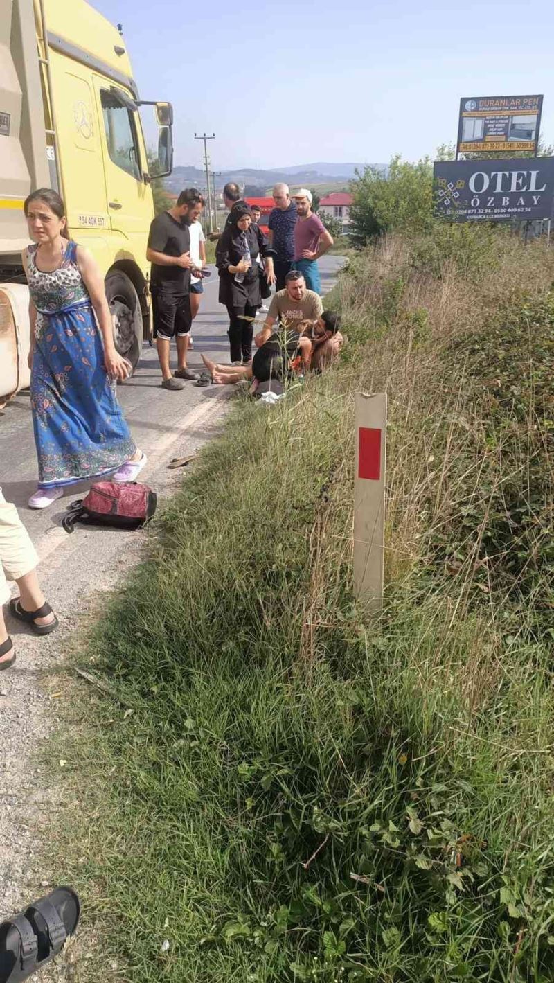 Kamyona yol vermek istedikleri esnada motosikletten düştüler: 2 yaralı
