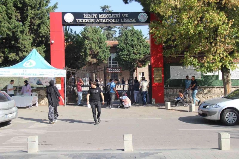 Adaylar içeride, yakınları dışarıda ter döküyor
