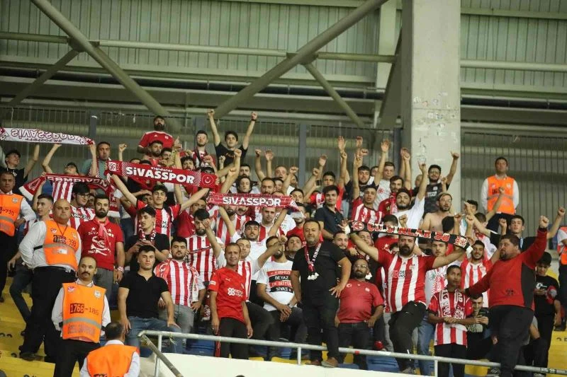 Sivasspor taraftarı deplasmanda takımının yanında