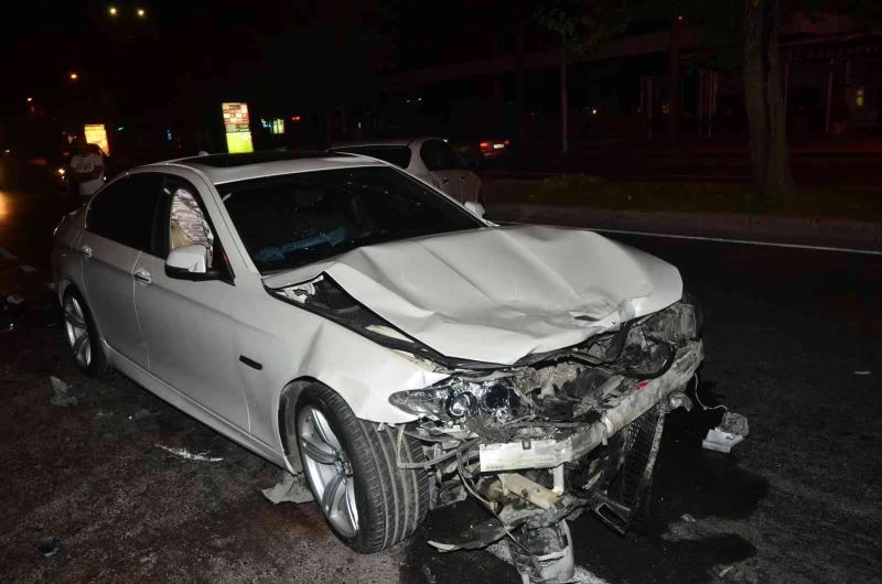 Sürücünün kontrolünden çıkan araç, 2 araca çarparak durabildi
