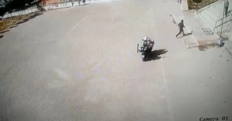 Polis kimliğini unutan 2 vatandaşı sınava yetiştirdi
