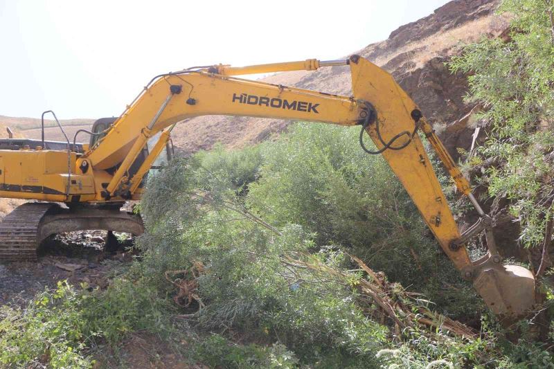 Elazığ derelerinde ıslah çalışması sürüyor
