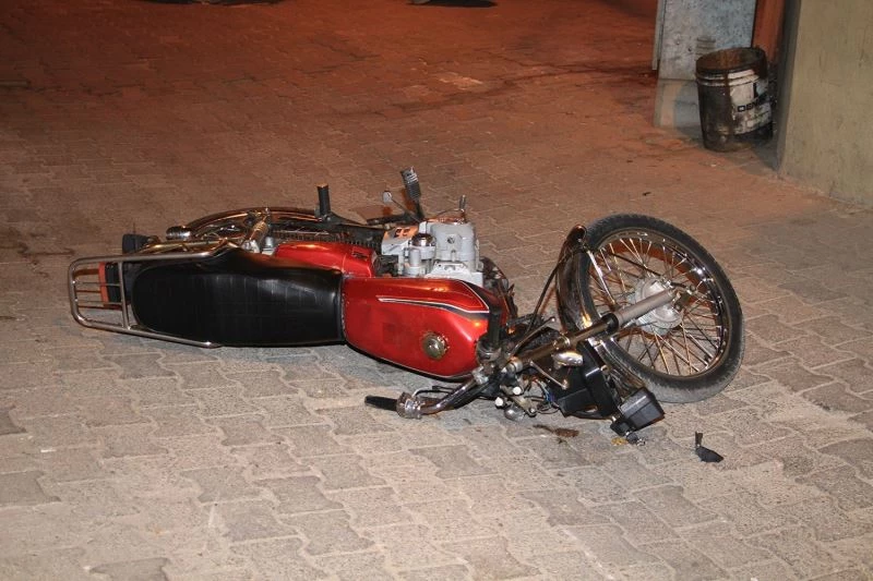 Motosikletten savrulan genç ağır yaralandı
