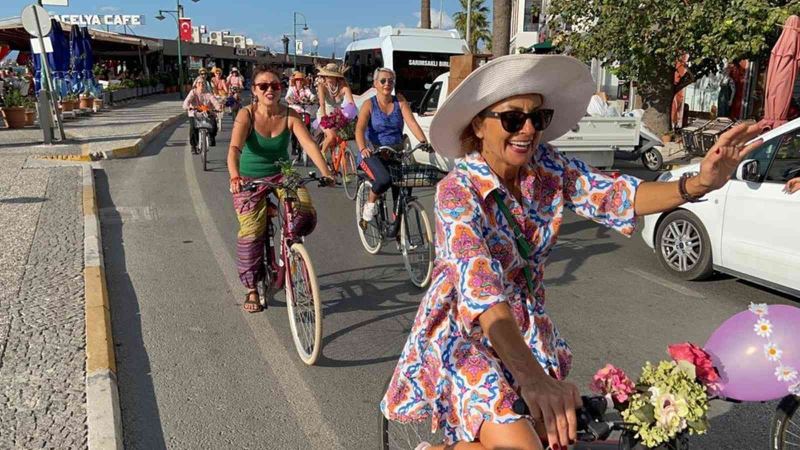 ’Süslü Kadınlar Bisiklet Turu’ Ayvalık’ta yapıldı
