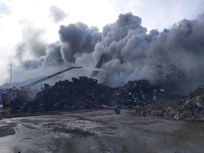 Hurdalıkta çıkan yangın 5 buçuk saattir devam ediyor
