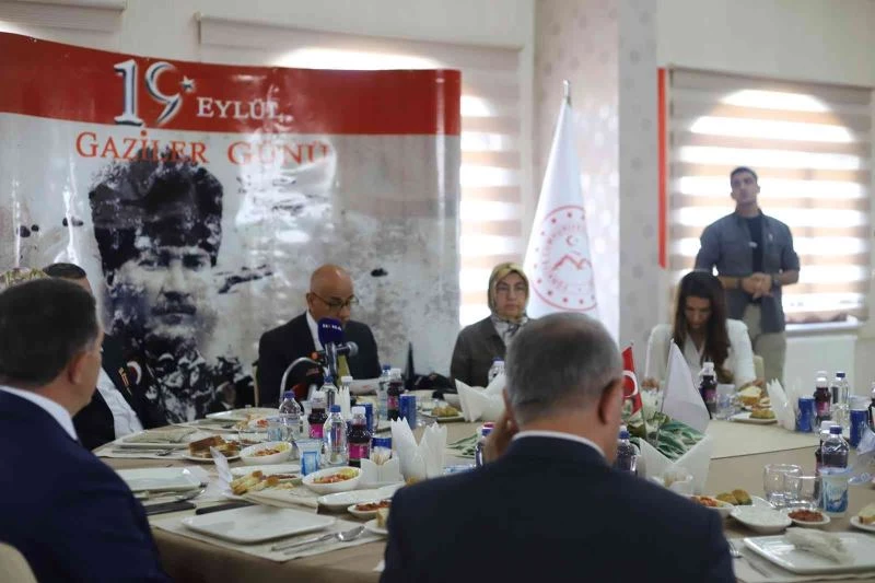 Bakan Kirişci, Ağrı’da Gaziler Günü nedeniyle düzenlenen programa katıldı
