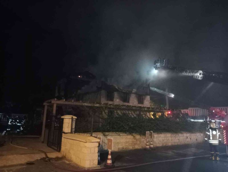 Zeytinburnu’nda alev alev yanan tarihi fırın harabeye döndü
