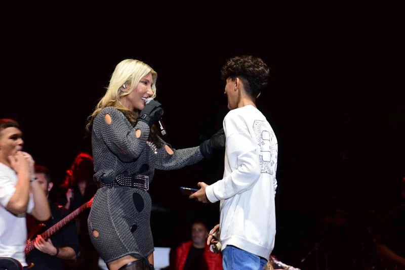 Hande Yener’e Bursa’da şok: Ünlü popçu sahneye fırlayan gençlerle şarkı söyledi
