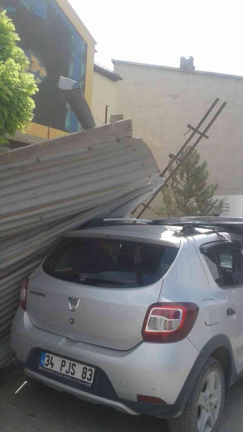 Sivas’ta şiddetli rüzgar çatıları uçurdu
