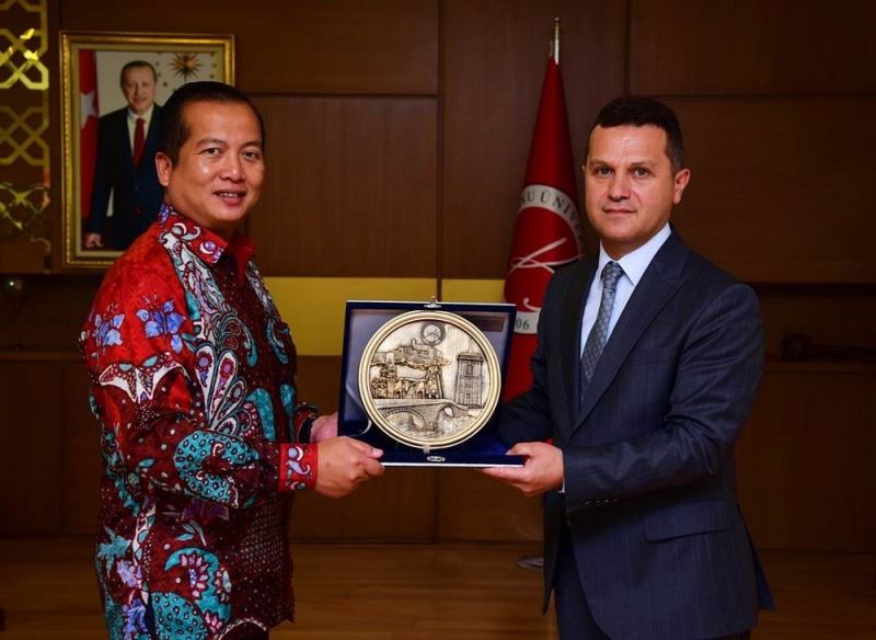 Endonezya Ankara Büyükelçisi’nden Rektör Topal’a ziyaret
