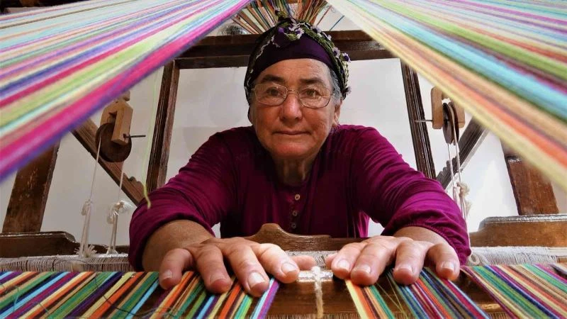 Tavan aralarından çıkarıldı, dokunan kumaşlar modacıların ilgi odağı oldu
