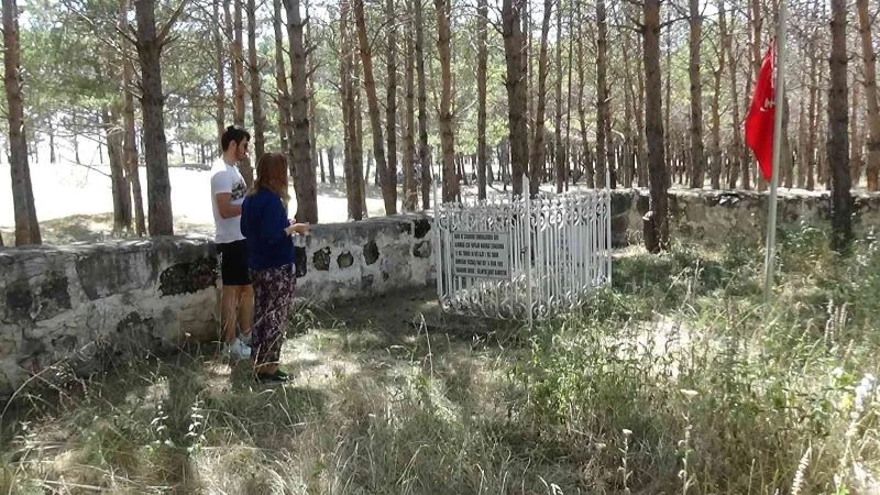 Duyarlı vatandaşlar Şehit yüzbaşının mezarının bakımını yapıyor
