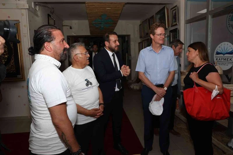 Avrupalı misafirler KAYMEK’in sergisini gezdi
