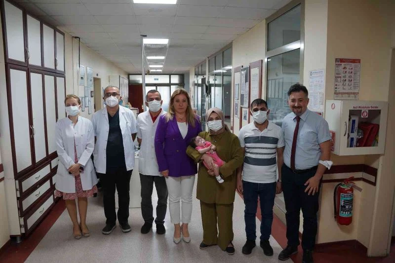 Anne karnında verilen kanla hayata tutundu
