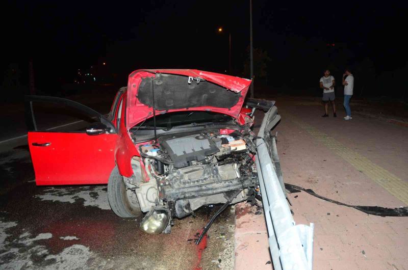 Otomobilin hurdaya çıktığı kazada ölümden dönen yolcu hava yastığı şaşkınlığı yaşadı
