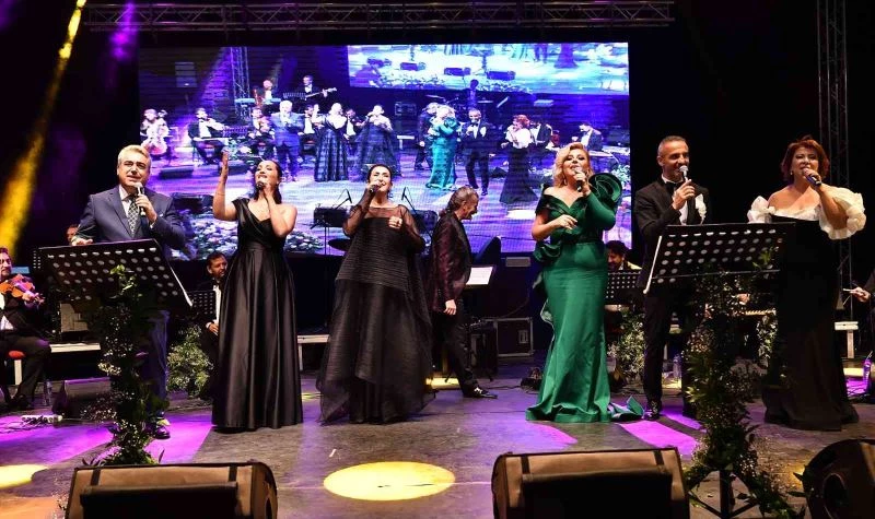 Burs’da Sanat Güneş’i Zeki Müren, muhteşem bir geceyle anıldı
