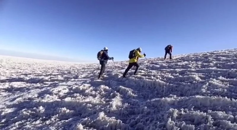 Vanlı dağcılar 1 ay içerisinde üçüncü kez Ağrı Dağı’na tırmandı
