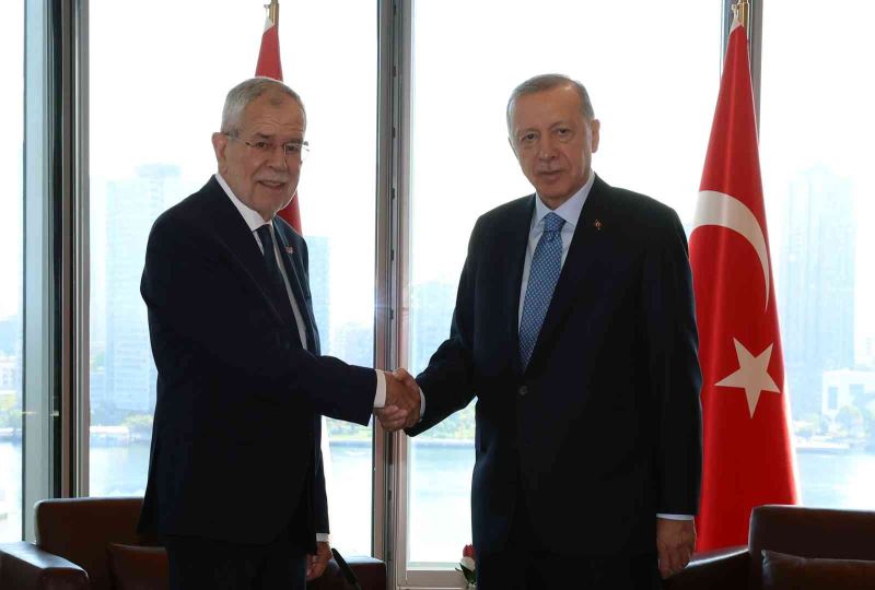 Cumhurbaşkanı Recep Tayyip Erdoğan’ın, Avusturya Cumhurbaşkanı Alexander Van der Bellen’le görüşmesi başladı.
