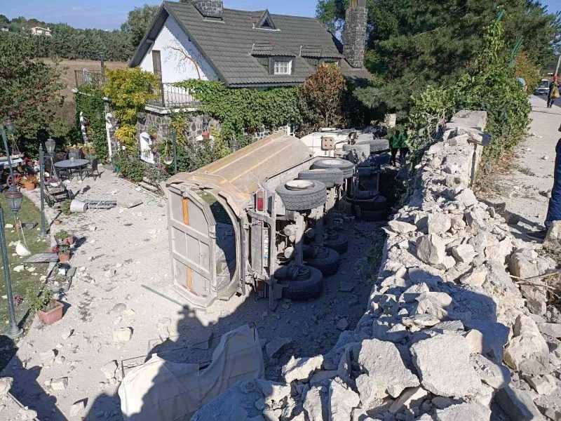 Çatalca’da hafriyat kamyonu, villanın bahçesine uçtu
