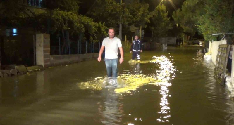 Silivri’de İSKİ’ye ait su borusu patladı, evleri su bastı
