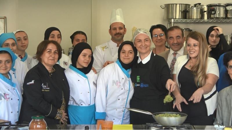 Milletvekili kız öğrencilerle birlikte mutfağa girdi, fasulye kavurması yaptı
