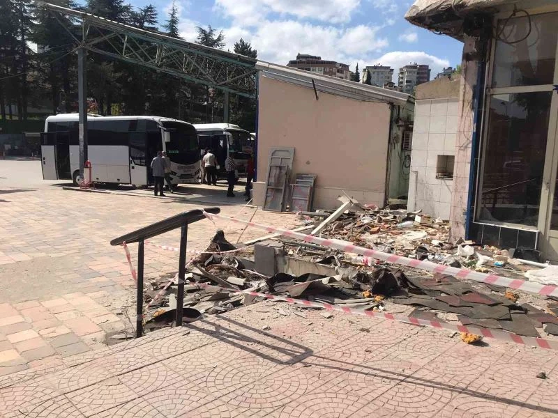 Eski otogarda günlerdir alınmayan moloz yığına vatandaşlar isyan etti
