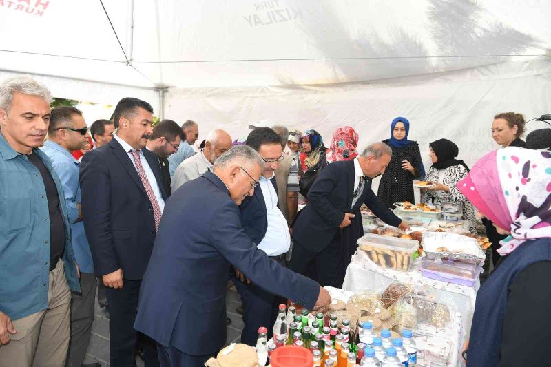 Başkan Büyükkılıç, Vali Çiçek ile Kızılay hayır panayırına katıldı
