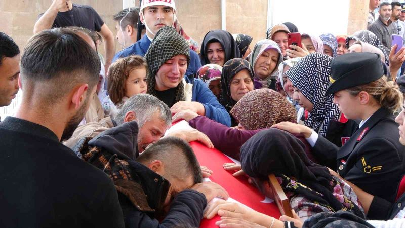 Pençe-Kilit şehidinin Türk bayrağına sarılı tabutuna sarılan ailesi gözyaşlarına boğuldu
