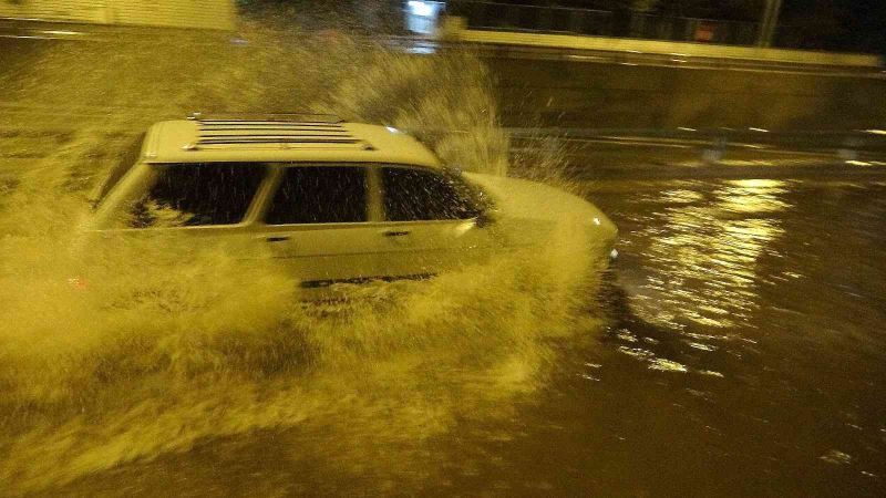 Osmaniye’de gece saatlerinde bastıran sağanak hayatı olumsuz etkiledi