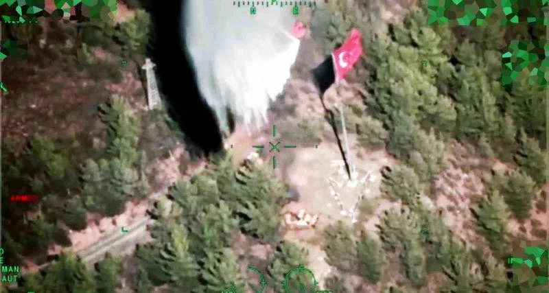 Türk bayrağını alevlere teslim etmediler
