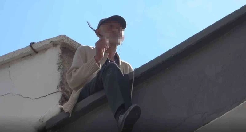 Çatıya çıktı, kulaklık takıp hem müzik dinledi hem tespih salladı
