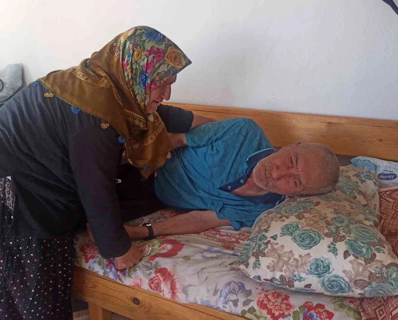 Yürüyemeyen alzaymır hastası eşine bebek gibi bakıyor
